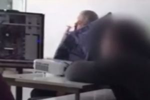 Profesor de la FMF Oradea, filmat de studenţi în timp ce fuma în sala de curs (VIDEO)