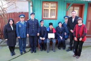 FOTO: Veteranul de război Gheorghe Tamaş din Daia Română, sărbătorit la 97 de ani de elevii Colegiului Militar Alba Iulia, cadre militare şi oficialităţi