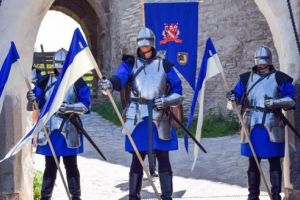 Garda Cetăţii defilează, din nou, pe fortăreaţa Devei