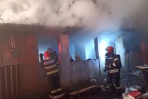 Casă din Alexandria, cuprinsă de flăcări/ Proprietarul a ajuns la spital cu arsuri la nivelul feţei
