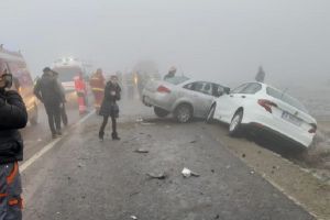 Carambol pe DJ 251, lângă Schela, cu trei maşini implicate