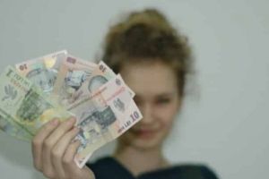 Legea care DUBLEAZĂ alocaţiile a fost promulgată de Preşedintele Iohannis: Ce sume se vor primi de acum