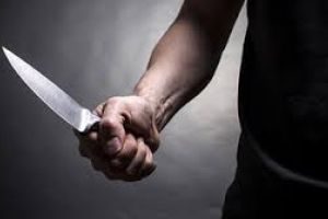 Jaf in miez de noapte, cu cutite si cagule, in Braila / Un angajat al fast foodu-ului “La Grecu” , talharit cu taisul la gat, de 22000 de lei