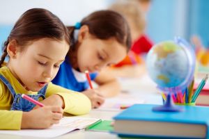 Legea care dublează alocaţiile, promulgată de Klaus Iohannis