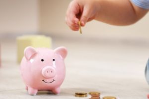 Wow, multumim, domnilor Iohannis si Orban! În loc să fie dublate, alocaţiile pentru copii cresc numai cu 5,7 lei