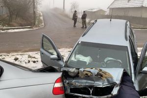Şosea „transformată” în pârtie, în Bihor: BMW şi Skoda, în acelaşi şanţ, la interval de 15 minute