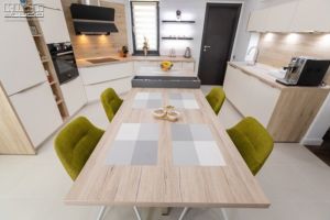 Modelele de bucătării de la KUXA studio pot fi realizate în orice configuraţie