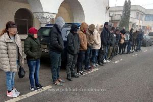 Captură de migranţi în Bihor: 19 irakieni şi sirieni au încercat să treacă ilegal în Ungaria, prin Borş (VIDEO)