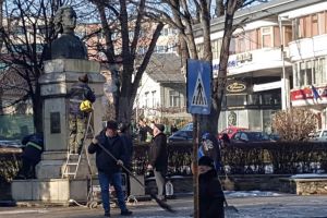 Bustul lui Eminescu, „cosmetizat” înaintea evenimentelor dedicate zilei sale de naştere
