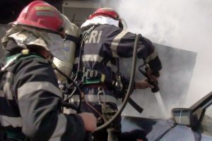 O maşină a luat foc în parcarea Lotus Center, din Nufărul