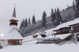 Chiliile unei mănăstiri din Apuseni, construite cu o sumă fabuloasă de la stat: 3,5 milioane de lei pentru impulsionarea turismului religios în zonă