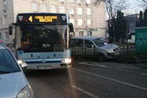 Traficul rutier, paralizat pe mai multe străzi din Suceava, din cauza unei autoutilitare ...
