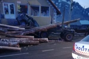 Tragedie la Lunca de Sus. O femeie a fost ucisă de nişte buşteni căzuţi dintr-un camion
