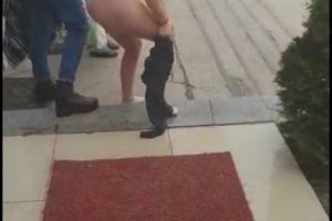 Cele două fete umilite, după ce una dintre ele a încercat să fure blugi dintr-un magazin, sunt minore