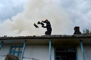 Trei gospodării din judeţul Botoşani, în flăcări. Au intervenit 25 de pompieri militari şi voluntari