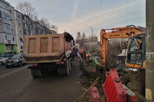 FOTO Un cartier din Botoşani lăsat ore întregi fără energie electrică din cauza unor muncitori care  au tăiat firele de curent
