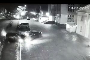 VIDEO Accident spectaculos la Botoşani! Şofer filmat în timp ce intră cu viteză într-o maşină aflată într-o parcare