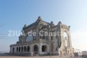 Ce se intampla azi la Cazino:  Inceperea lucrarilor, de ziua lui Eminescu. Statuia poetului vegheaza de la cativa pasi batranul edificiu