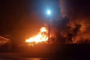 INCENDIU DEVASTATOR la fabrica de saltele din Urlati. Zeci de persoane au fost evacuate din cauza fumului gros. Fabrica arde in intregime