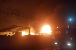 Incendiu puternic la o fabrica de saltele. Focul se vede de la mare distanta. Populatia instiintata prin Ro-Alert 