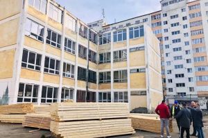 Un profesor trage un semnal de alarmă: porumbeii din podul unei şcoli în renovare, în pericol!