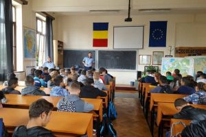 FOTO: Poliţiştii din Alba continuă acţiunile de prevenire în şcoli. Lecţii de auto-protecţie la liceele din Blaj, Ocna Mureş şi Cîmpeni