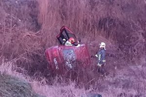 ‎FOTO. Maşină căzută în groapa de lângă podul Decebal. Două tinere, la spital