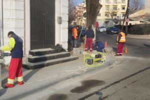 Echipele SC Confort Urban continua lucrarile de reabilitare a trotuarelor pe bulevardul Mamaia (galerie foto)
