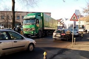 Traficul în Beiuş a fost îngreunat din cauza unui TIR ”Frutti Fresh” care s-a stricat (FOTO)