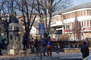 Bustul lui Eminescu, „cosmetizat” înaintea evenimentelor dedicate zilei sale de naştere ...