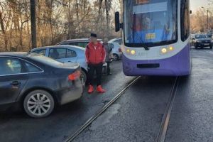 Șoferii care blochează liniile de tramvai primesc amenzi maxime de la Poliţia Locală