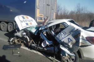 Circulaţie închisă pe DN6 în urma unui grav accident. O maşină de poliţie aflată în misiune a fost făcută praf