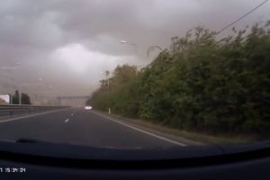 Momentul in care poarta de la intrarea in Timisoara s-a prabusit peste masina in care se afla un student, surprins de o camera video