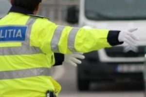 Tânăr de 24 de ani prins conducând cu permisul suspendat