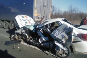 O autospecială a IPJ Teleorman s-a făcut praf într-un accident rutier pe DN6, la Buchin/ Un poliţist a fost rănit şi transportat la spital