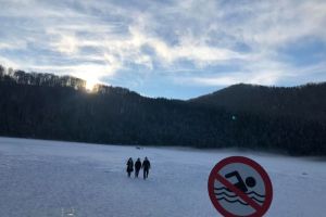 Lacul Sfânta Ana, se află în pericol din cauza unor peşti. Borboly Csaba a mers cu experţii pentru a găsi soluţii