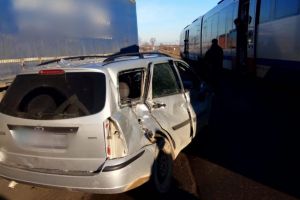 Autoturism lovit de tren la o trecere la nivel de lângă Rădăuţi