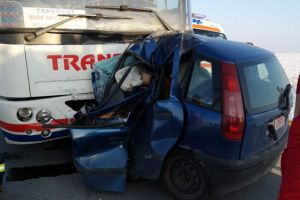 FOTO Accident mortal între Cristian şi Orlat – Șofer strivit sub un autocar