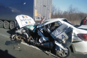 FOTO. Accident grav pe o şosea din ţară. Maşină de poliţie, făcută praf de un TIR