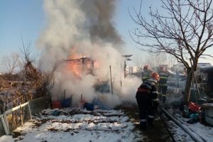 FOTO Anexă mistuită de flăcări – O sibiancă a suferit arsuri grave