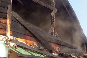 Acoperişul unei case din Bihor, distrus de flăcări, din cauza... afumătorii! (FOTO)