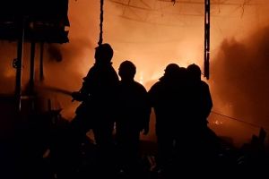 Incendiu în municipiul Satu Mare. Două garaje au luat foc!