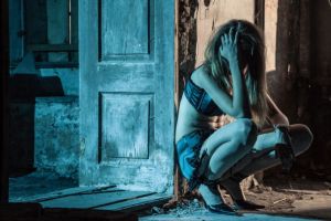 Percheziţii pentru proxenetism în Alexandria/ Două persoane arestate preventiv într-o afacere “loverboy”