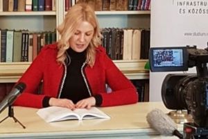 FOTO: Prefectul Mara Togănel le-a citit târgumureşenilor din Vasile Netea