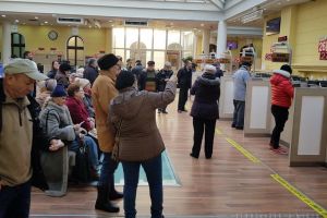 Peste 1.000 de orădeni s-au înghesuit să îşi plătească impozitele încă din prima zi în care s-au deschis ghişeele (FOTO)