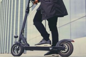 Guvernul vrea să interzică trotinetele electrice persoanelor sub 14 ani