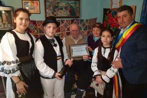 FOTO| O viaţă cât un centenar pentru un veteran de război din APUSENI: 100 de ani sărbătoriţi alături de familie şi oaspeţi de seamă