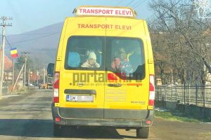 FOTO. Autobuz şcolar arhiplin, în judeţul Satu Mare! Copiii, înghesuiţi în portbagaj