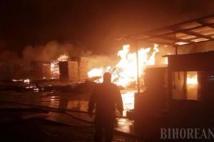 Incendiu în cartierul Habitat din Beiuş! Două case sunt cuprinse de flăcări!