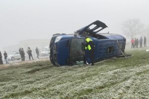 Tragedie: Microbuz supraaglomerat rasturnat la Topraisar. Doi morti, dintre care o eleva, si 20 de raniti (galerie foto)